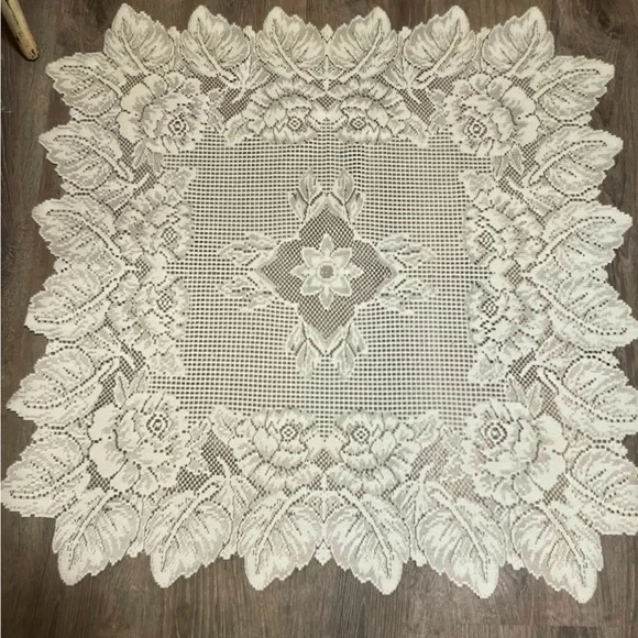 Elegant White Lace Tablecloth - Picture 2 of 4